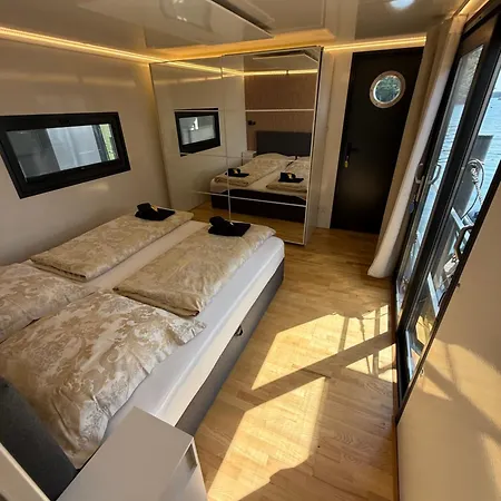 Hausboot Mit Sauna - Traumzeitboot Heidi - Exklusiver Festlieger In Perfekter Lage Am Scharmuetzelsee Ботель