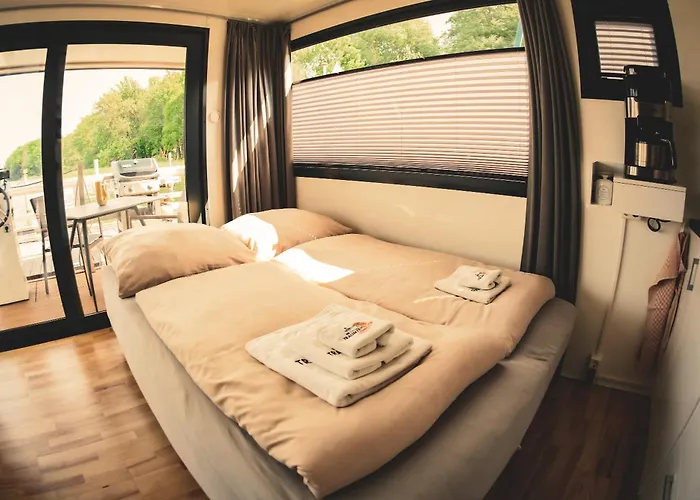 Úszó hotel Traumzeitboot Heidi - Exklusiver Festlieger In Perfekter Lage Am Scharmuetzelsee Bad Saarow